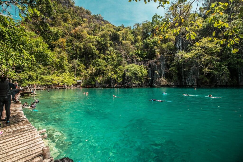 Kayangan Lake