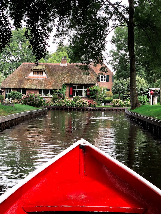 Giethoorn, Canal tour